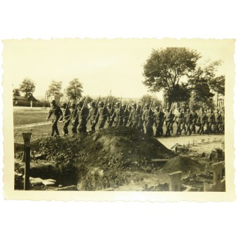 Duitse soldaten marcheren naar de begrafenisceremonie van hun kameraden. Espenlaub militaria